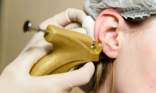Przekłuwanie uszu – cena, metody. Jak bezpiecznie przekłuć uszy?