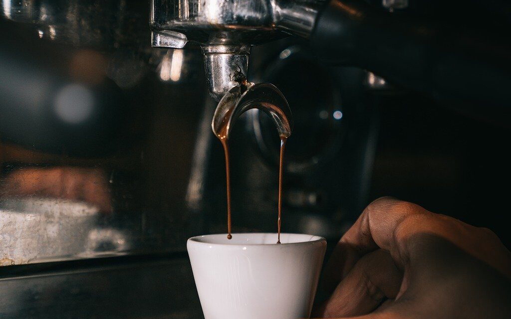Ekspres do kawy przelewowy – dlaczego warto?
