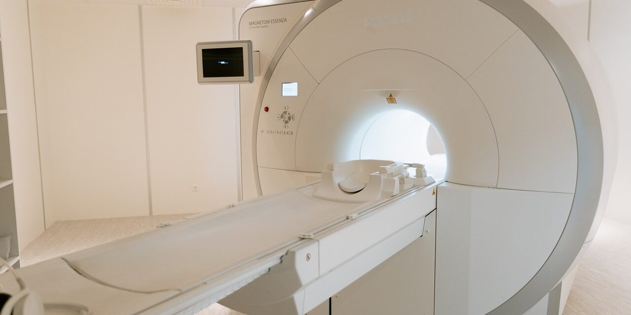 Czym się różni tomografia komputerowa od rezonansu magnetycznego?