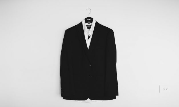 Kiedy zakładamy czarny garnitur – zasady dobrego stylu