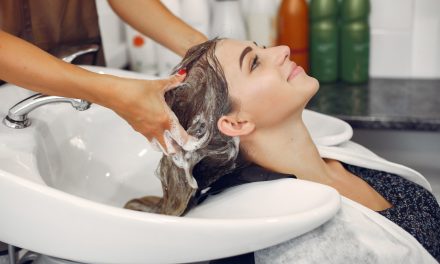 Czym wyróżniają się profesjonalne szampony stosowane w salonach fryzjerskich?